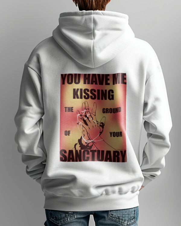 Sudadera blanca con capucha y estampado gráfico en la espalda.