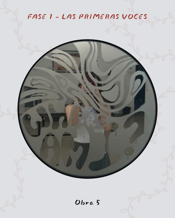 Espejo circular con el reflejo de una persona cubierto por formas grises superpuestas.